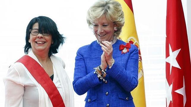 Inés Sabanés recibió en 2012 de la mano de la entonces presidenta autonómica, Esperanza Aguirre, la Gran cruz de la Comunidad de Madrid