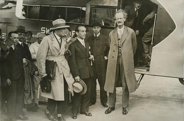 París, 10/7/1951. Llegada del profesor Piccard a la capital francesa para pronunciar una conferencia sobre su ascensión a la estratosfera