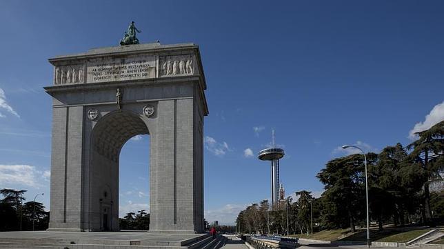 El Arco de la Victoria, frente al faro de Moncloa