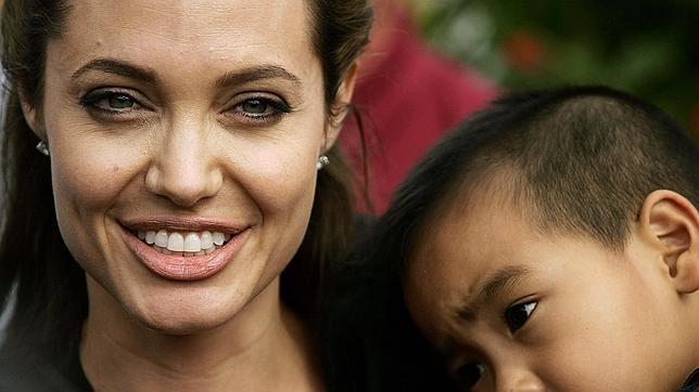 La actriz Angelina Jolie con su hijo adoptivo Maddox