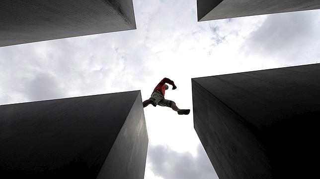 Detalle de la escultura creada por Peter Eisenman en Berlín como homenaje a los judíos asesinados