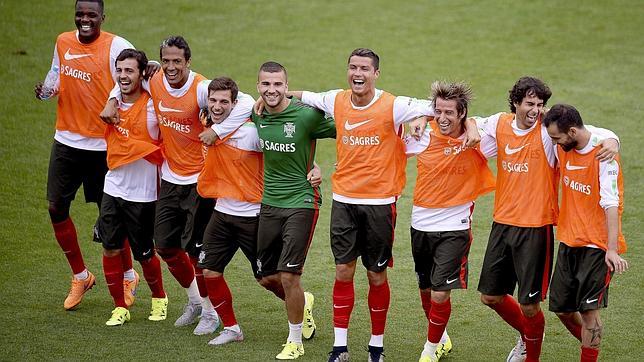 Los jugadores de la selección portuguesa, como Cristiano Ronaldo, Fabio Coentrao, Tiago y Danny, entre otros, urante un entrenamiento