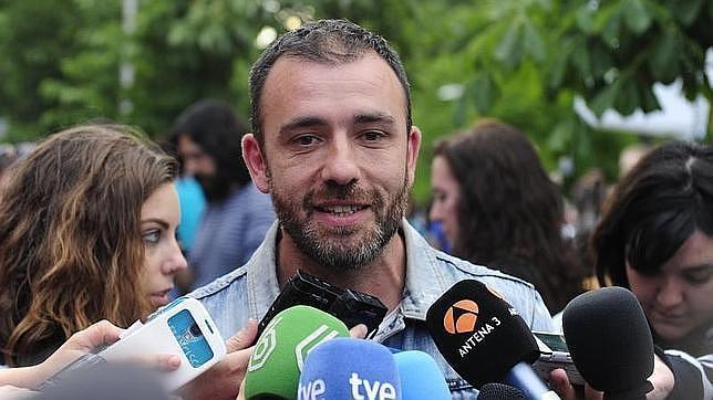 Ignacio Murgui, el número dos de Ahora Madrid, atiende a los medios de comunicación en la Cuesta de Moyano