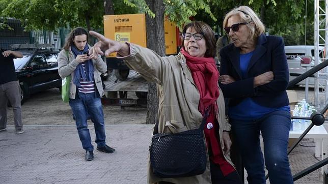 Inés Sabanés y Manuela Carmena durante el acto de cierre de campaña en el parque de Adelfas