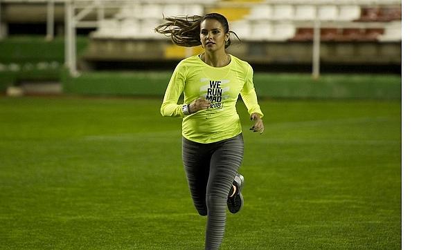 Cristina Pedroche recorre el estadio del Rayo Vallecano durante la carrera San Silvestre