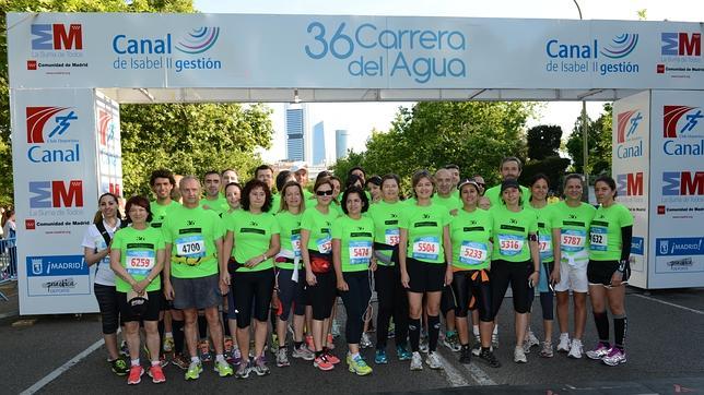 La ministra de Agricultura, Isabel García Tejerina (la sexta por la derecha) posa en la 36º Carrera del Agua