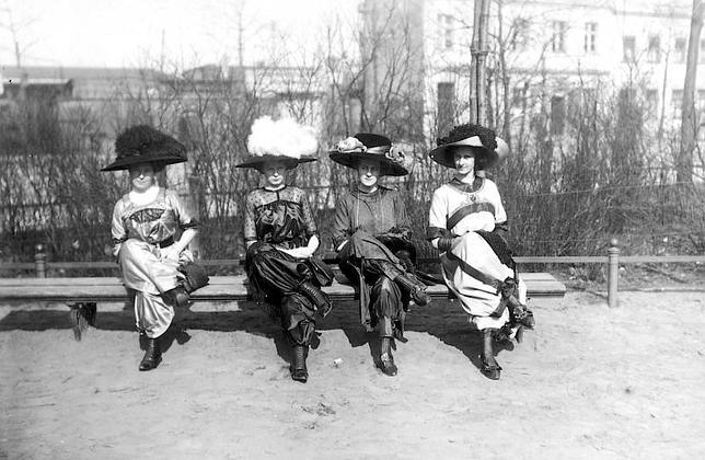 Berlín (Alemania), abril de 1911. La falda pantalón en Berlín: grupo de cuatro señoritas que exhibieron en los paseos del jardín zoológico la discutida moda