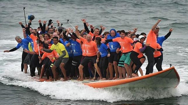 Los 66 surfistas sobre la tabla 