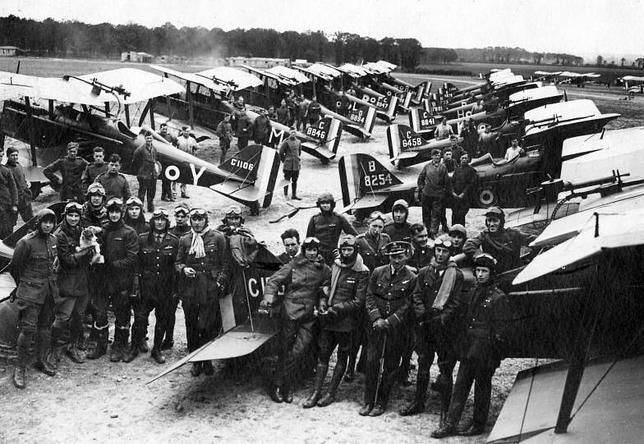 En el frente inglés, en Francia, octubre de 1918. Un grupo de aviadores británicos y sus aparatos, dispuestos para emprender el vuelo