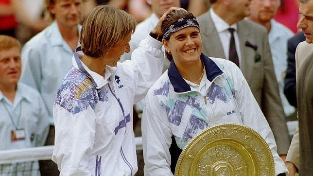 Conchita Martínez y Martina Navratilova, durante la entrega del trofeo