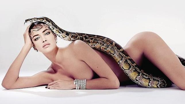 Irina Shayk posa desnuda con una serpiente