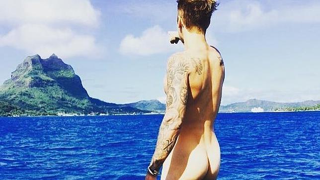 Justin Bieber se muestra desnudo en alta mar