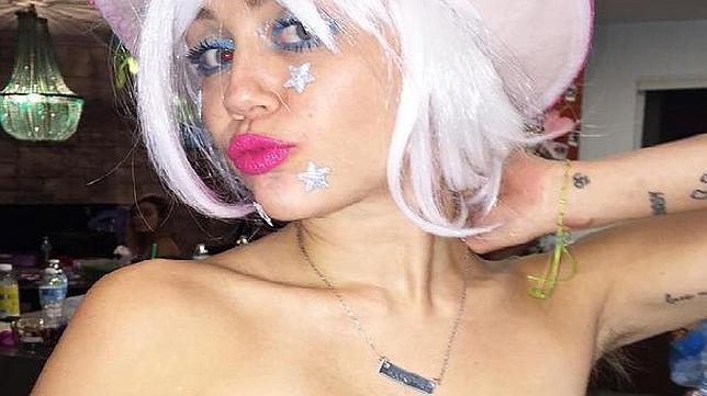 Miley Cyrus disfrazada y con los pechos desnudos