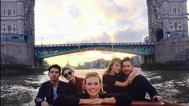 Taylor Swift con amigos y su novio Calvin Harris