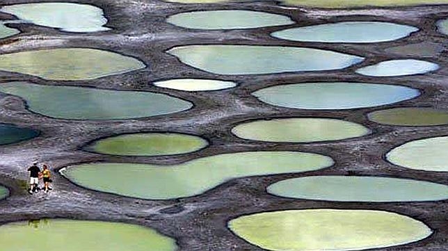 En verano, en lago Moteado, el agua se evapora. Lo que queda son cristalizaciones en forma de pequeñas pozas ovales