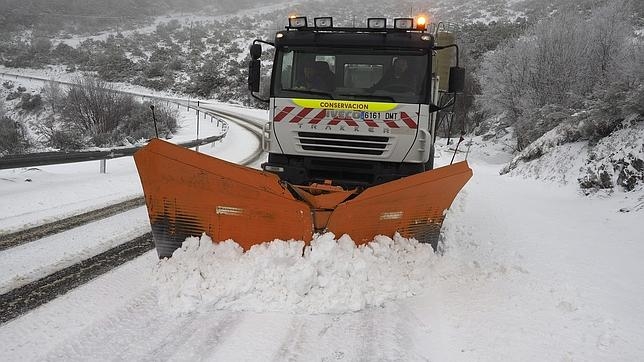 Una máquina quitanieves, en labores de limpieza de una carretera el pasado invierno