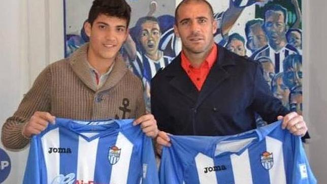 Padre e hijo posan con la misma camiseta