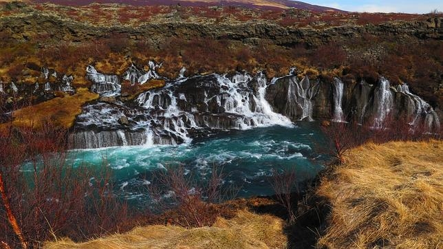 Las aguas, en Hraunfoss, se filtran por debajo de un campo de lava porosa