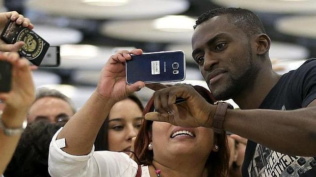 Jackson Martínez posa para una foto a su llegada a Madrid