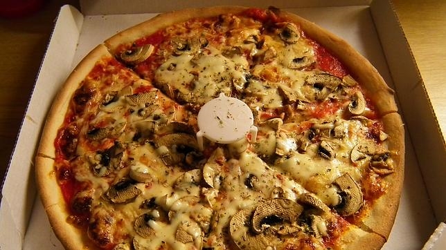 Pizza recién entregada a domicilio