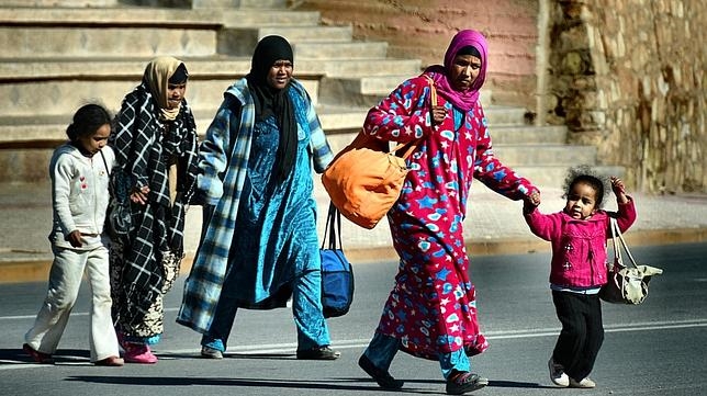 Una familia cruza una calle en el centro de Ouarzazate