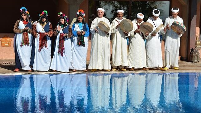 Grupo folclórico bereber vistiendo su ropa tradicional