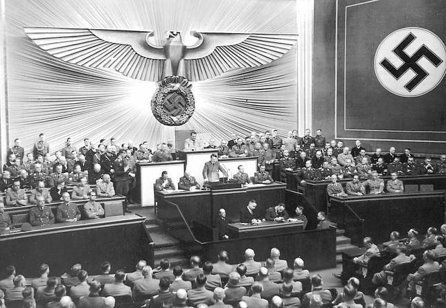 Berlín. 01/09/1939. Hitler, pronuncia su histórico discurso en la sesión del Reichstag, en el edificio de la opera Kroll. Desde la tribuna anunciaba al que las tropas alemanas habían respondido al fuego de las tropas polacas. 