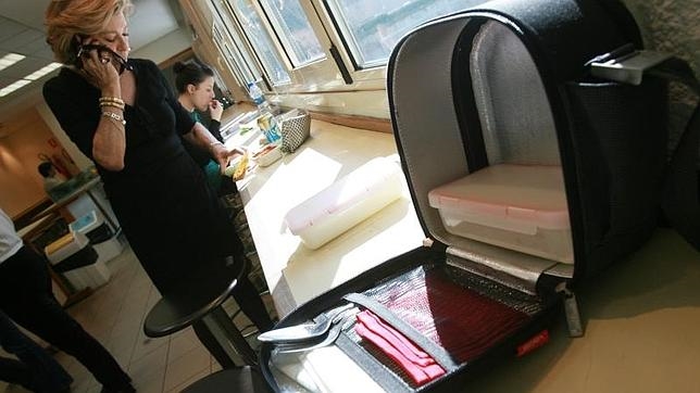 Una mujer come en el trabajo la comida preparada en casa