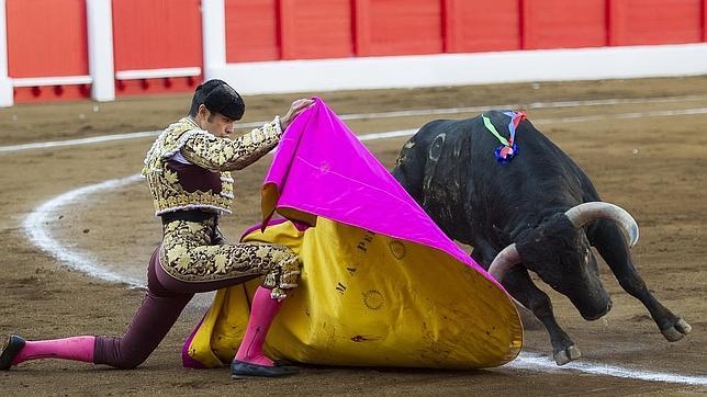 Perera, en un lance rodilla en tierra en Cuatro Caminos