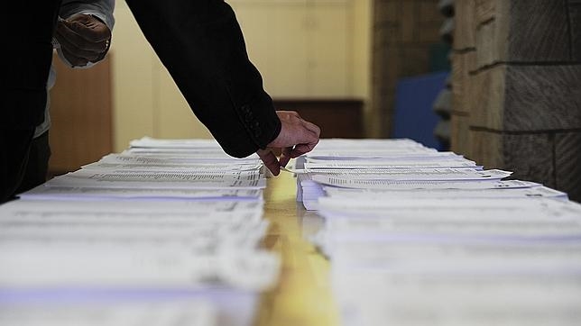 Hombre escogiendo su papeleta en las pasadas Elecciones Europeas