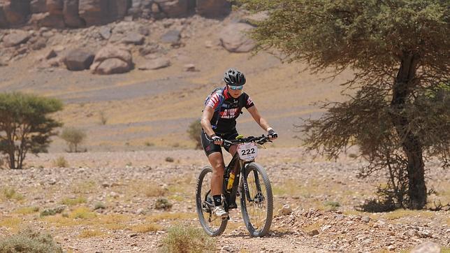 Mar, pedaleando en la Titan Desert, una de las pruebas más duras con bicicleta