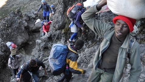 Porteadores en el Kilimanjaro. Foto: M. Á. B.