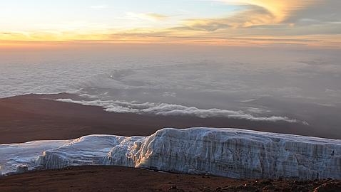 Amanece sobre la cumbre del Kilimanjaro. Foto: M. Á. B.