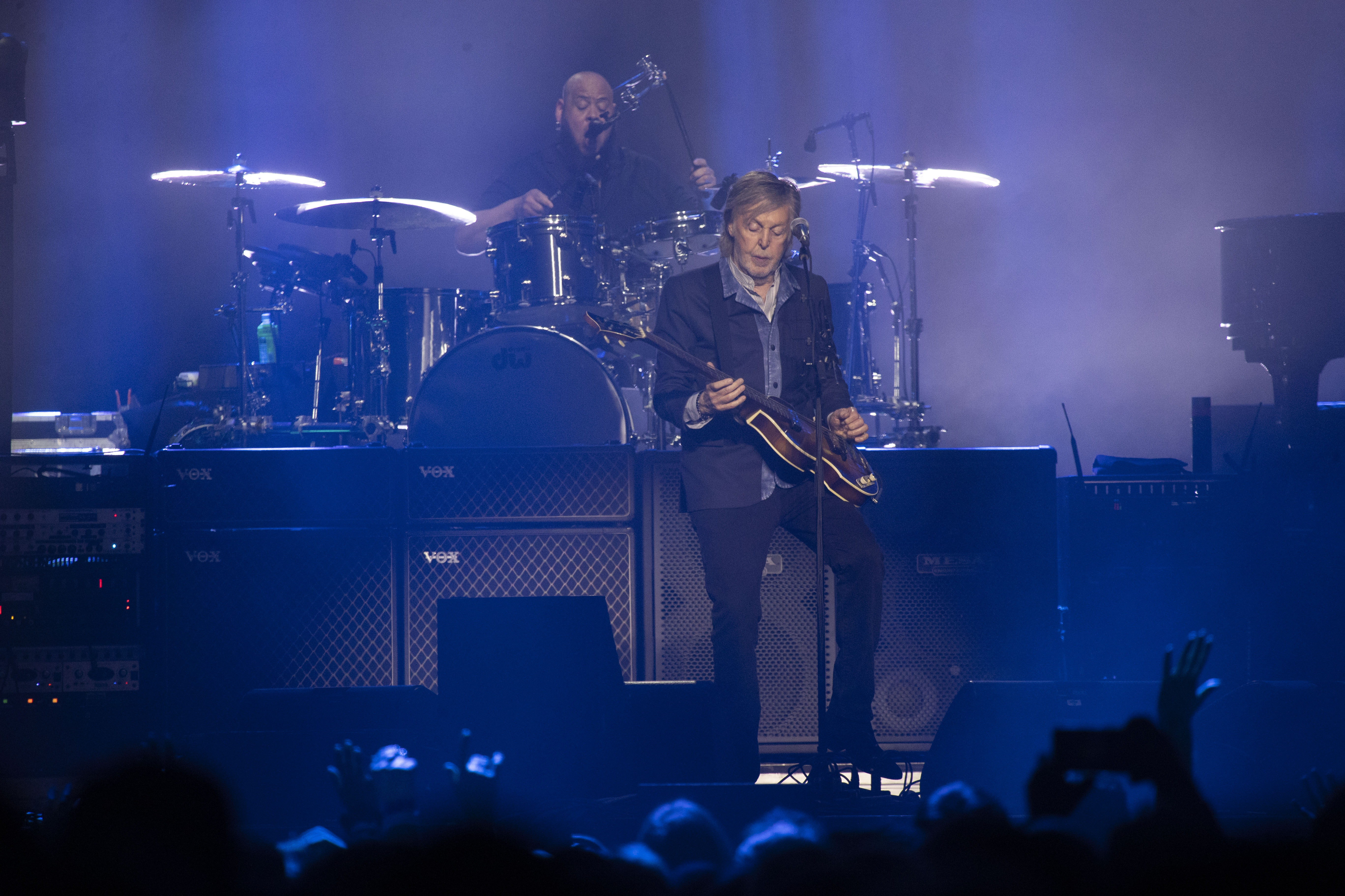 El exBeatle toca su bajo en el escenario del Wizink Center