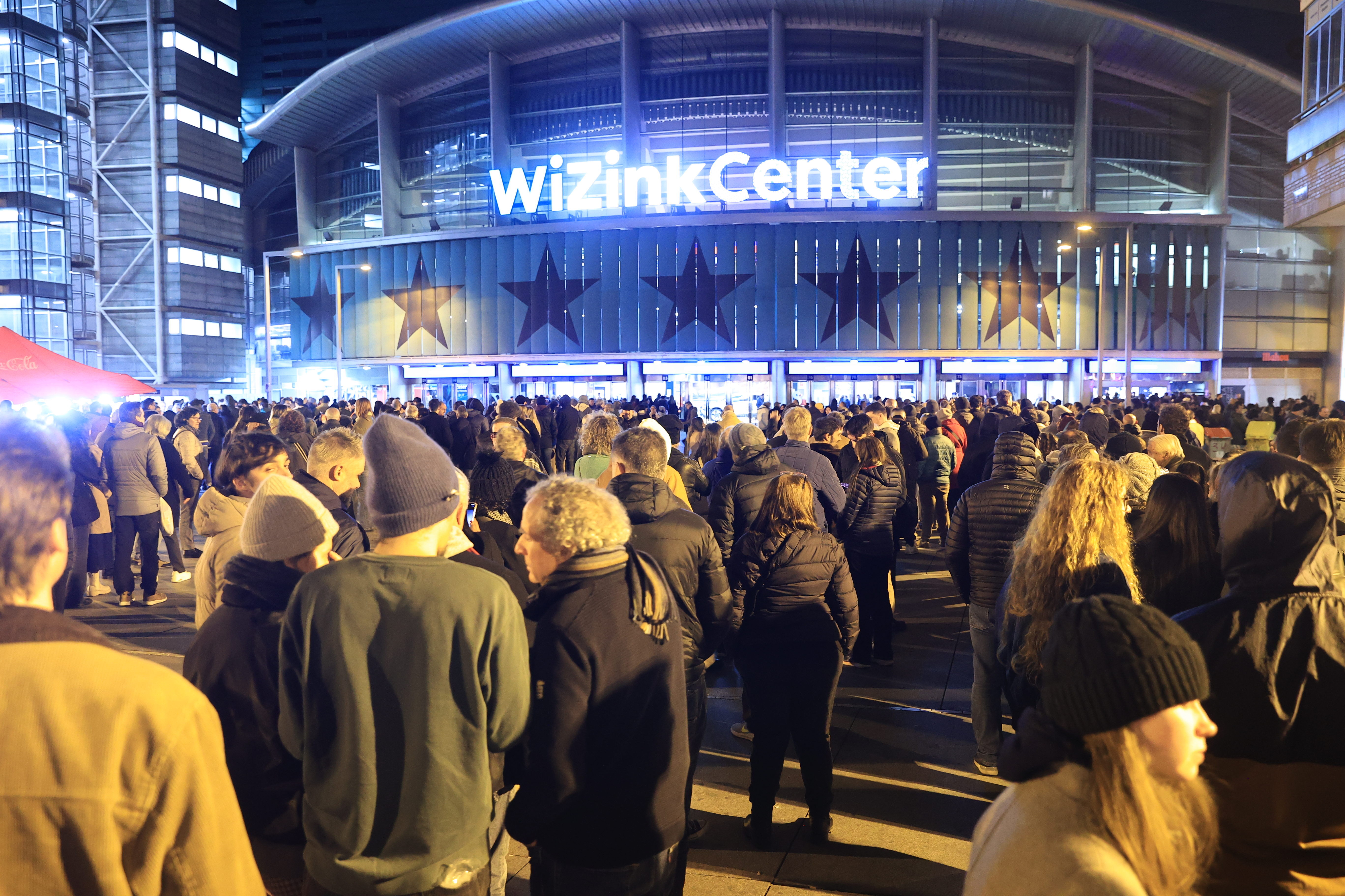 Miles de personas hacen cola frente al Wizink Center para ver a Paul McCartney