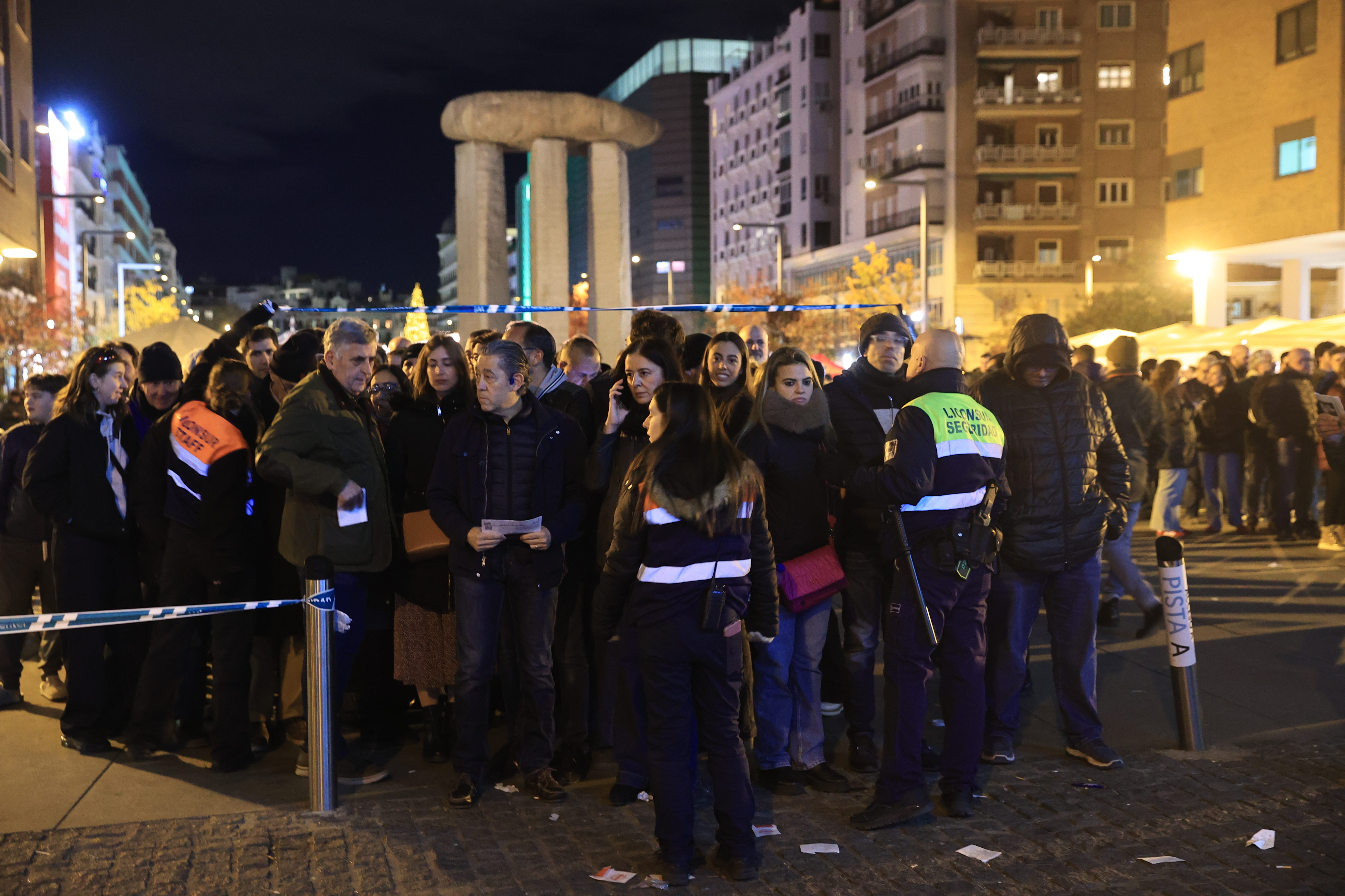 Cola de asistentes para acceder al concierto de Paul McCartney en Madrid